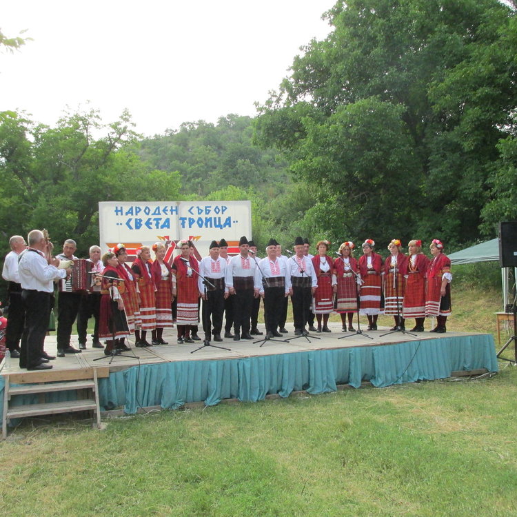 Смесеният хор  за автентичен фолклор”Тракийски звуци” при Тракийско дружество “Димитър Маджаров”.
