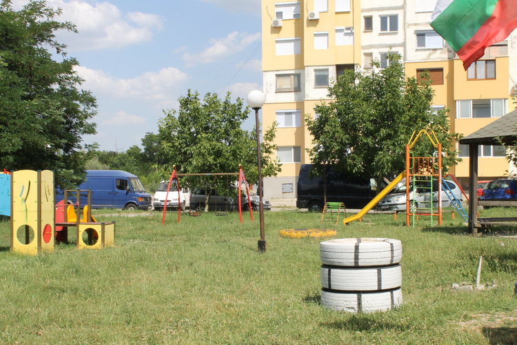 Стари гуми разкрасиха междублоково пространство в Димитровград