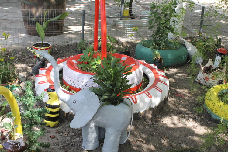 Стари гуми разкрасиха междублоково пространство в Димитровград