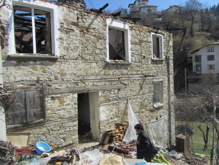 Семейство дари 4 664 лв. за нов дом на пострадали при пожар в Момчиловци