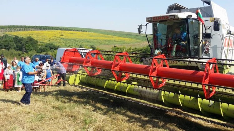 Започна жътвата на ечемика в димитровградското село Бряст