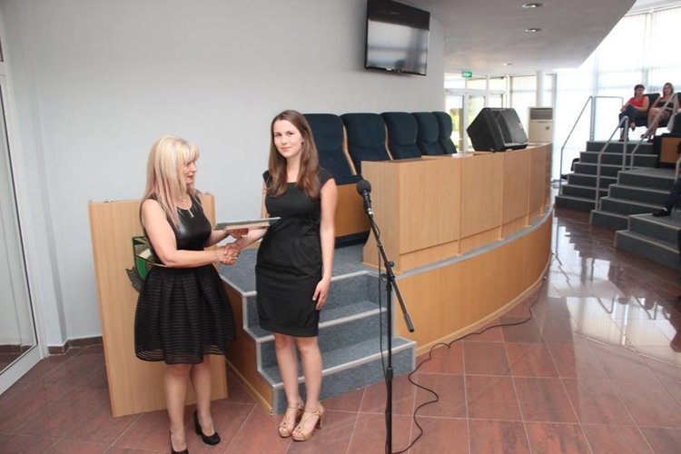 Директорът на гимназията Румяна Монева връчи дипломите на завършващите