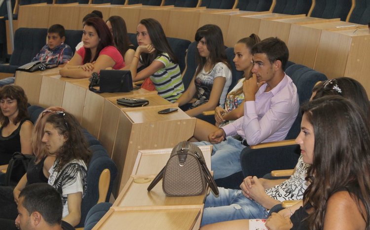 20 каравеловци взеха дипломи за средно образование