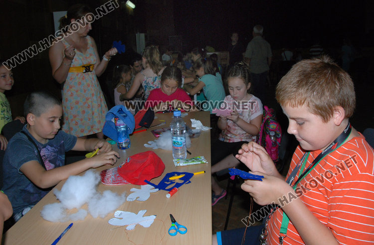 Пъстроцветни мечета украсиха Младежкия център