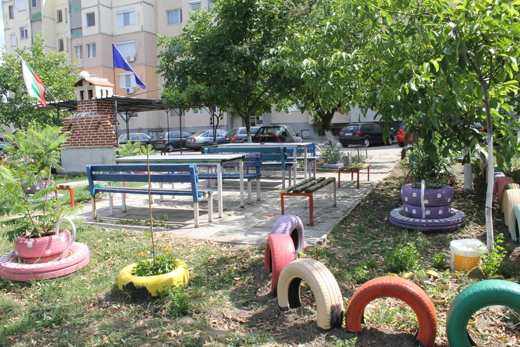 Стари гуми разкрасиха междублоково пространство в Димитровград