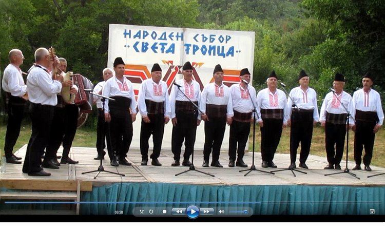 Мъжката група за автентичен фолклор при Народно читалище „Тракия-2009“ Кърджали.