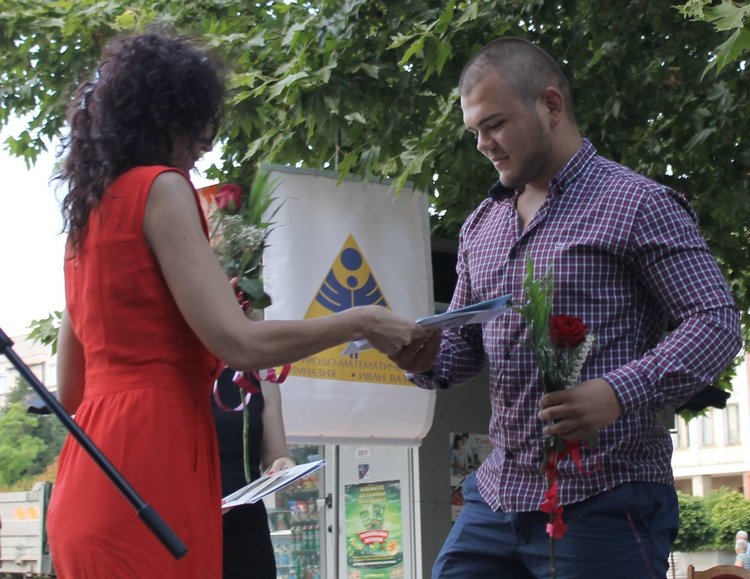 96 вазовци се дипломираха на церемония в центъра на Димитровград