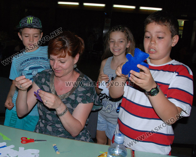 Пъстроцветни мечета украсиха Младежкия център