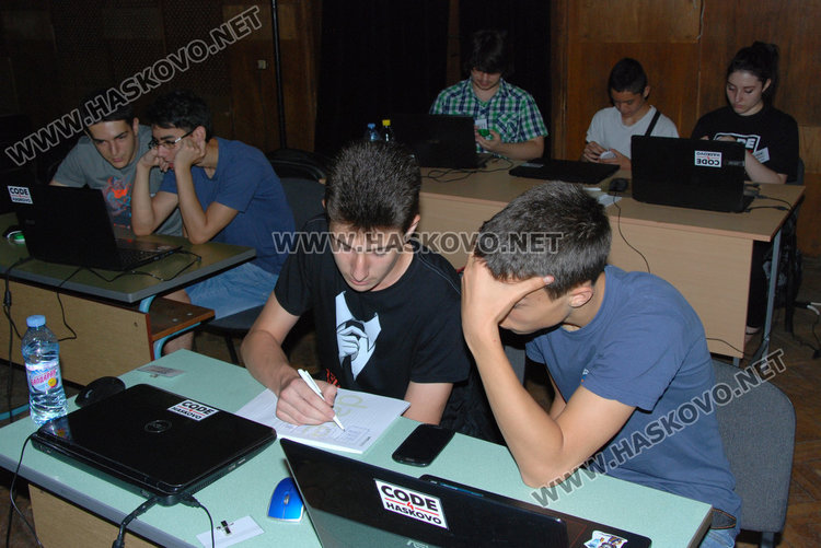 30 младежи стартираха двудневен маратон по програмиране