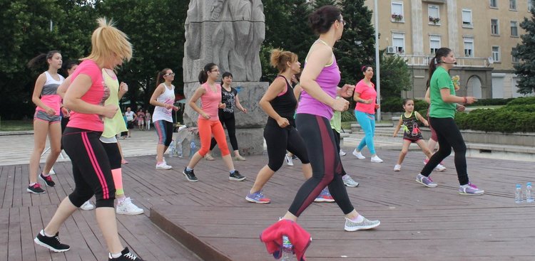 Зумба танцуваха на площад "Поезия" в жегите