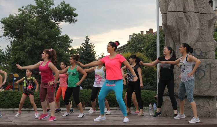 Зумба танцуваха на площад "Поезия" в жегите