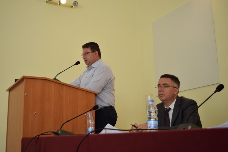 Юсеин Ахмед представя доклада