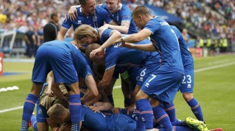 Португалия прескочи най-драматичната група, приказката на Исландия продължава