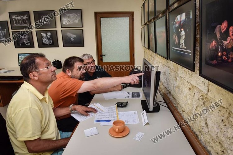 Златко Латев журира 9-тия Международен фотографски салон във Варна