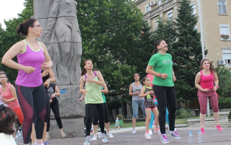 Зумба танцуваха на площад "Поезия" в жегите