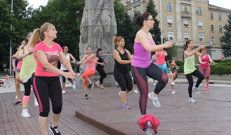 Зумба танцуваха на площад "Поезия" в жегите
