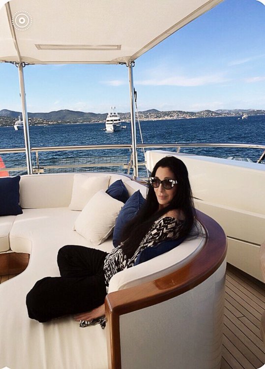 Шер показа завидна фигура по време на ваканция в Италия