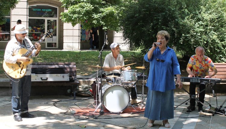 С концерт на открито на централната градска алея Джаз трио -Димитровград посрещна лятото