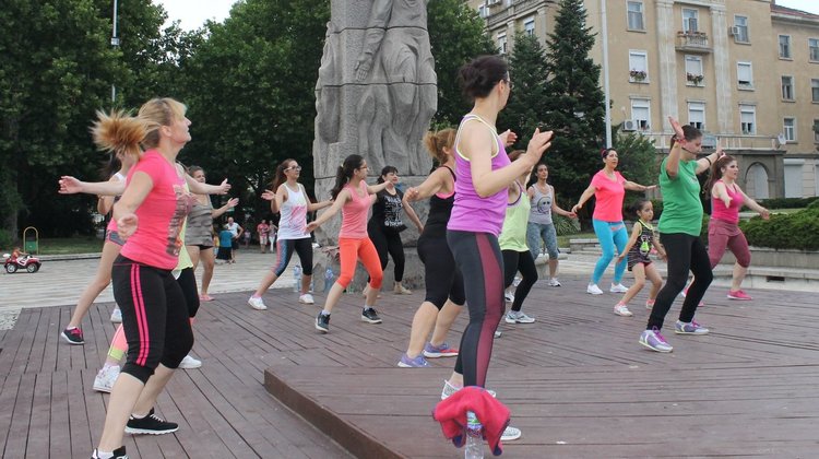 Зумба танцуваха на площад "Поезия" в жегите