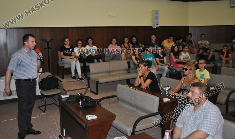 В зала “Хасково”: Защо децата посягат към дрогата?