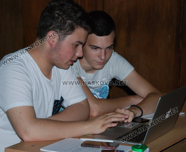 30 младежи стартираха двудневен маратон по програмиране