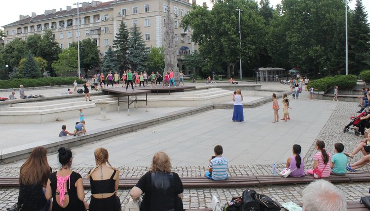 Зумба танцуваха на площад "Поезия" в жегите