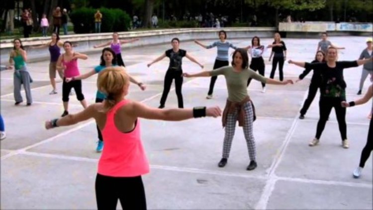 Танцуват зумба на открито в Димитровград днес