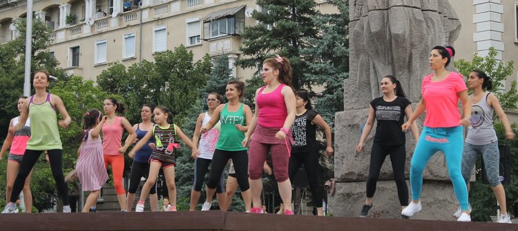 Зумба танцуваха на площад "Поезия" в жегите