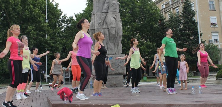 Зумба танци на открито се превърнаха в атракция за димитровградчани на площад "Поезия" тази вечер