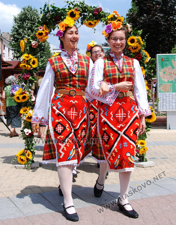 Десетки минаха през Еньовденския венец на площада за здраве