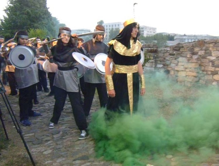 С празнична вечерня на митрополита и блестящ театрален спектакъл отбелязват Еньовден в храма „Св. Йоан Предтеча“