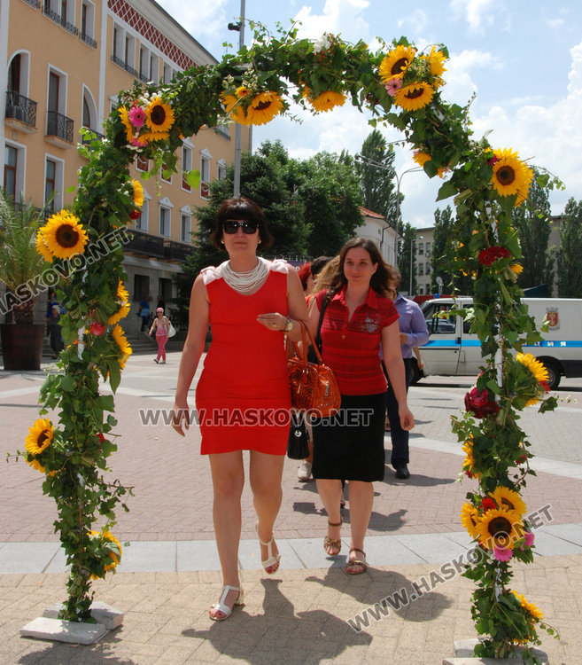 Десетки минаха през Еньовденския венец на площада за здраве