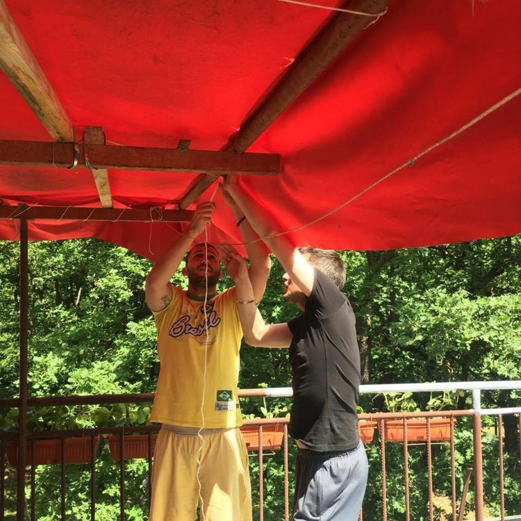 Младежи направиха пейки от палети за старците в Кенана