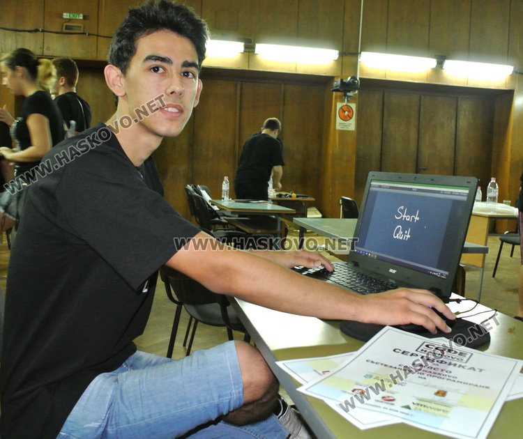  Атанас Орманов/на снимката/ и Никола Тодев спечелиха CODE4HASKOVO