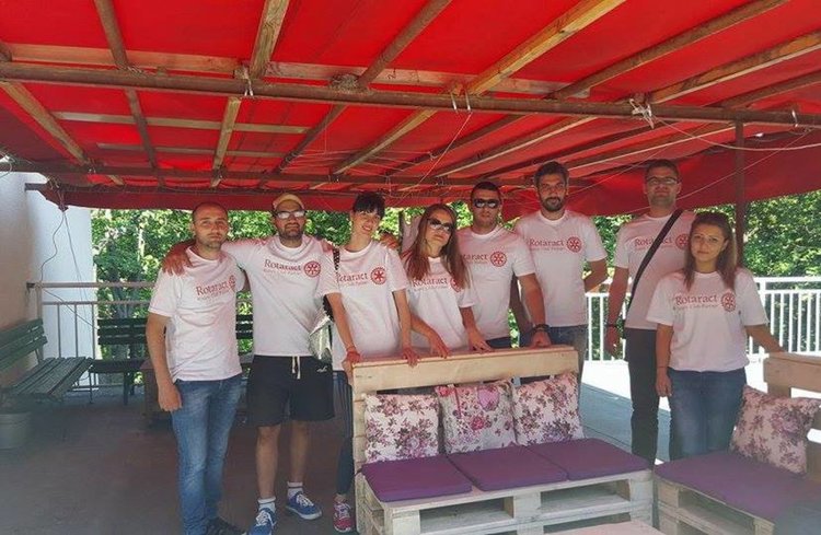 Младежи направиха пейки от палети за старците в Кенана