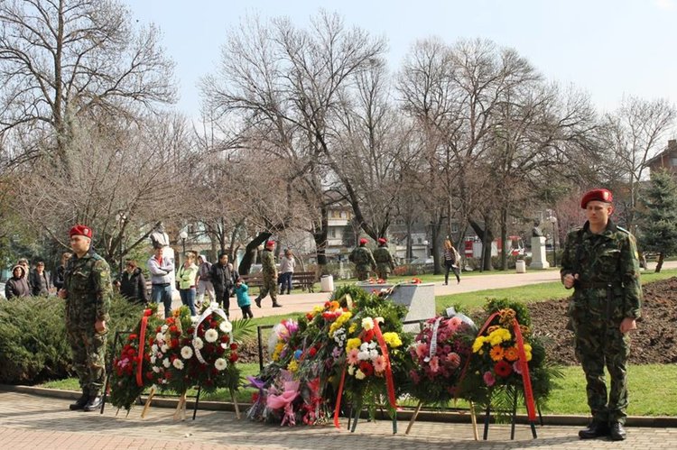 Пространството от паметната плоча на Освободителите до Градска библиотека да се казва "Парк на свободата", предлага Гроздан Гродзев