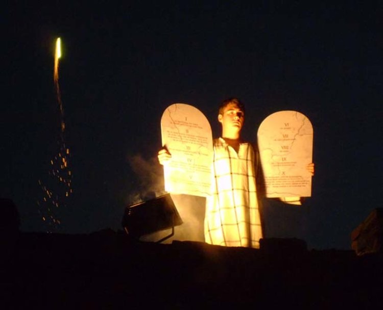 С празнична вечерня на митрополита и блестящ театрален спектакъл отбелязват Еньовден в храма „Св. Йоан Предтеча“