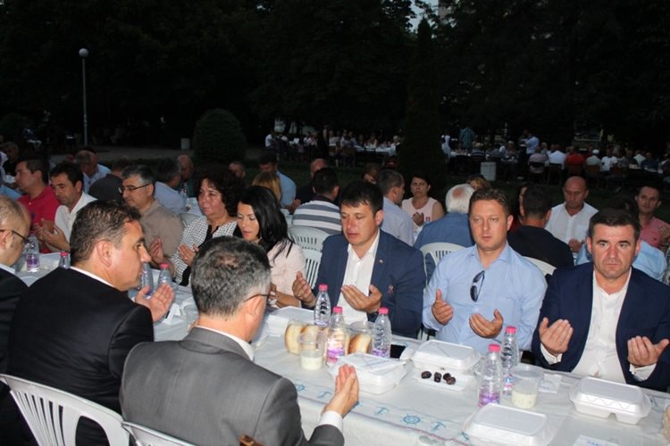 ДПС събра над 1 500 мюсюлмани и християни на обща софра в Кърджали