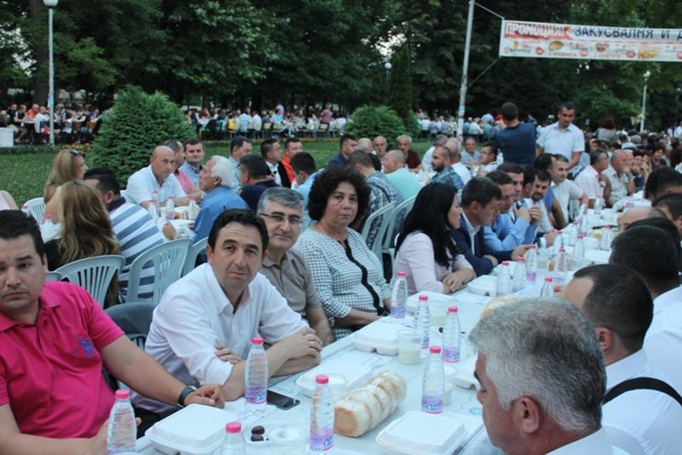 ДПС събра над 1 500 мюсюлмани и християни на обща софра в Кърджали