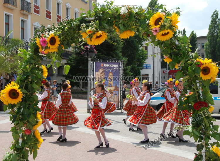 Десетки минаха през Еньовденския венец на площада за здраве