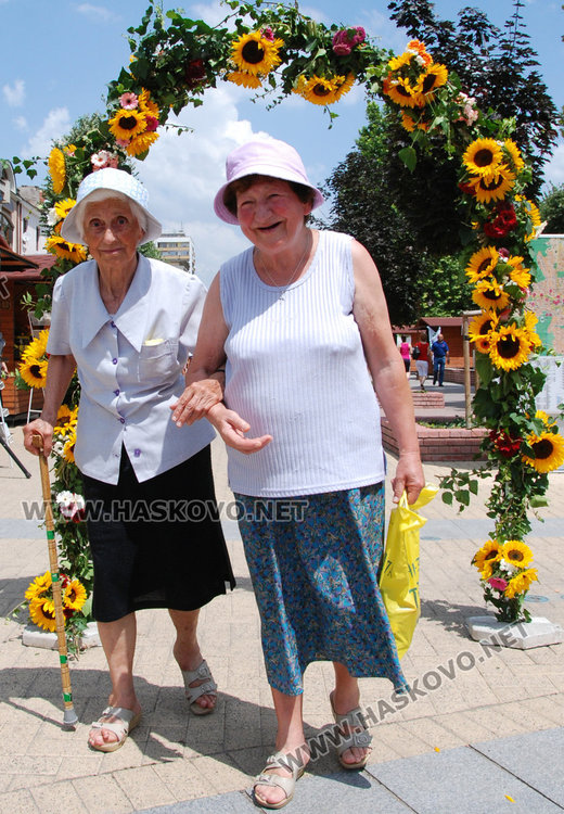 Десетки минаха през Еньовденския венец на площада за здраве