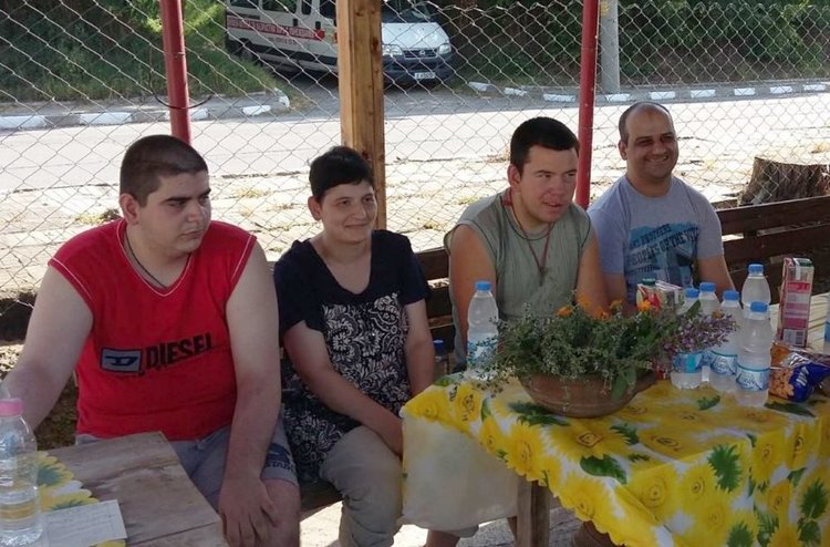 Хора с увреждания празнуваха Еньовден в Райново