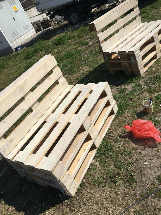 Младежи направиха пейки от палети за старците в Кенана