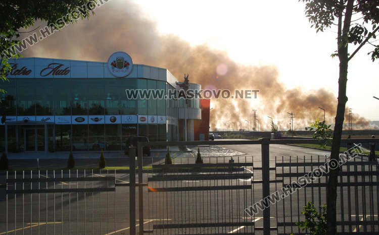 500 дка жито пламнаха на метри от "Ретро ауто" на екскмета на Хасково 