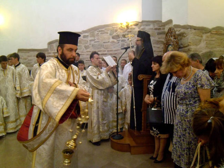 С празнична вечерня на митрополита и блестящ театрален спектакъл отбелязват Еньовден в храма „Св. Йоан Предтеча“