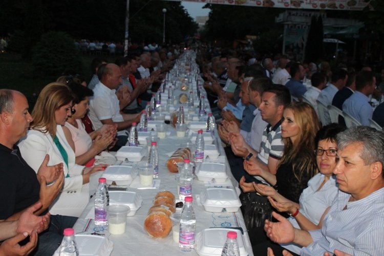 ДПС събра над 1 500 мюсюлмани и християни на обща софра в Кърджали