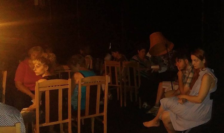 Момент от документалният спектакъл „До теб“