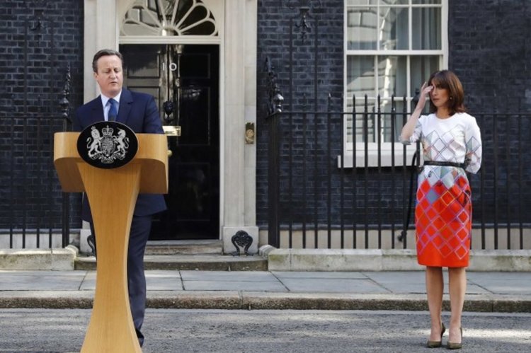  Премиерът на Великобритания излиза в оставка през октомври (видео)