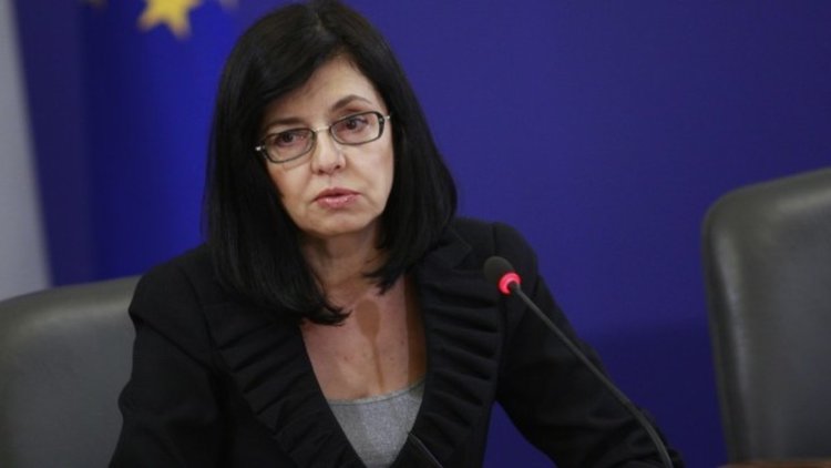 Кунева "ще работи" за обещаното увеличение на учителските заплати