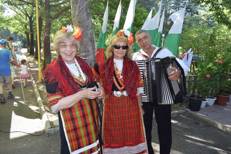 Тракийци пеят и танцуват в Кърджали,честват 120 години от организираното тракийско движение